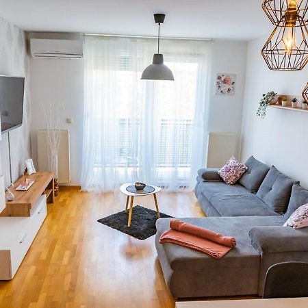 Ferienwohnung BRAND NEW - SelfCheckIns 24 - Zagreb - Garage - Loggia - New - Luxury Exterior foto